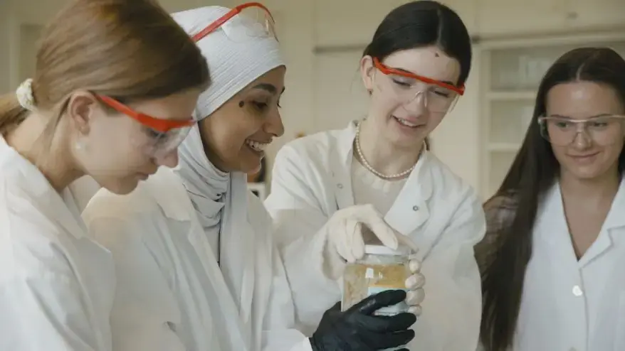 Linking science with the environment and economics, the students enjoyed the learning process through real-world application Image © Siemens Stiftung