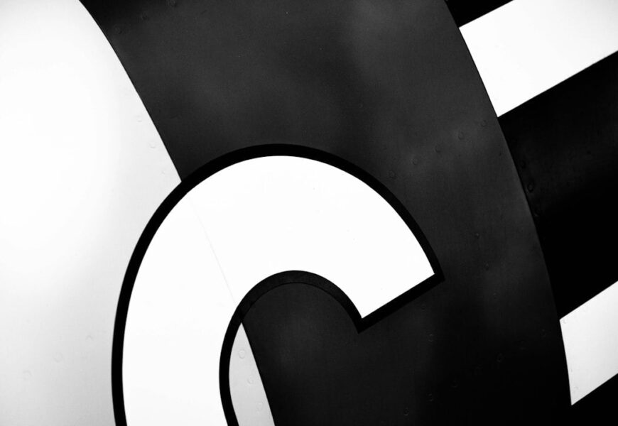 A black and white photo of a sign with the letter c.